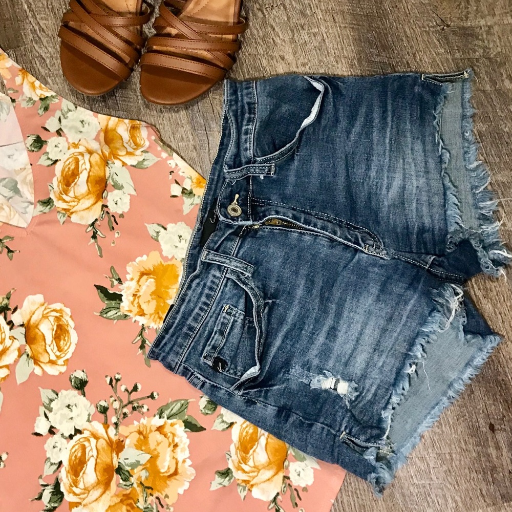 Kancan distressed short